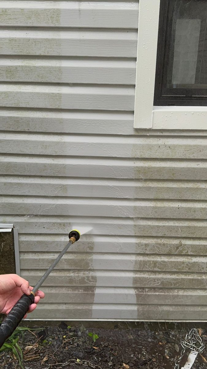 Pressure washing dirty vinyl siding clean